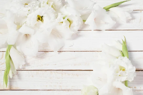 Gladiolo blanco y eustoma sobre fondo de madera blanco — Foto de Stock
