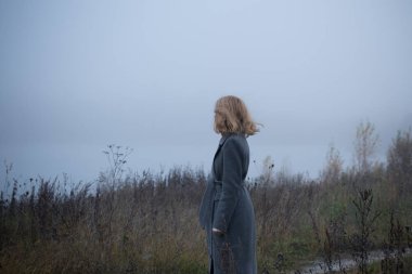 Sonbahar alanındaki şemsiye ile genç kız 