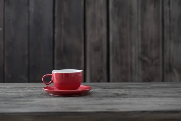 Чистая чашка на старом деревянном фоне — стоковое фото