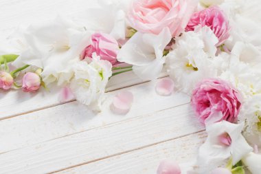 Beyaz ahşap arka planda pembe ve beyaz çiçekler