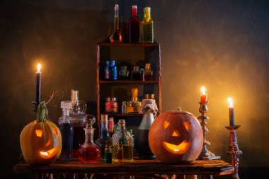 Cadılar Bayramı dekorasyonu, balkabakları ve sihirli iksirlerle.