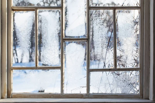 Vieja ventana de madera con heladas de invierno — Foto de Stock