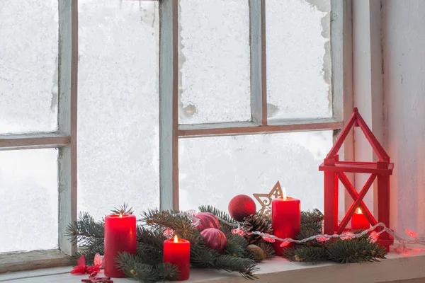 旧木窗上的圣诞装饰品 — 图库照片