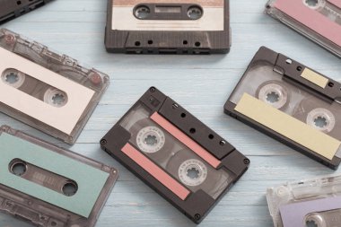 Ahşap arka planda eski Plastik kaset. Retro müzik konsepti