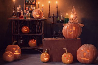 Cadılar Bayramı dekorasyonu, balkabakları ve sihirli iksirlerle.