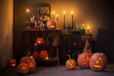 Cadılar Bayramı dekorasyonu, balkabakları ve sihirli iksirlerle.