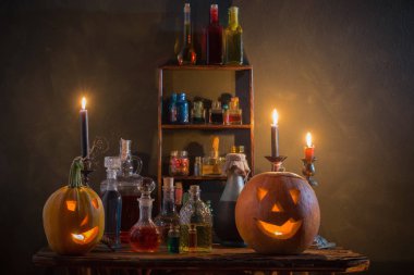 Cadılar Bayramı dekorasyonu, balkabakları ve sihirli iksirlerle.