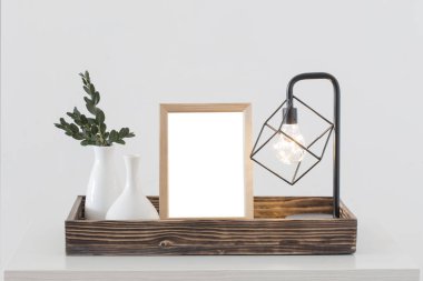 beyaz iç metal siyah lamba ve ahşap çerçeve