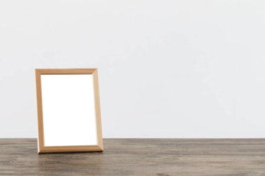 beyaz arka plan üzerinde ahşap masa üzerinde ahşap çerçeve 