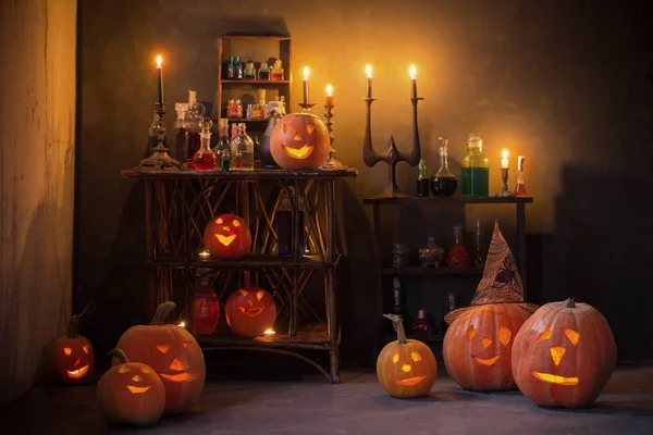 Cadılar Bayramı dekorasyonu, balkabakları ve sihirli iksirlerle.