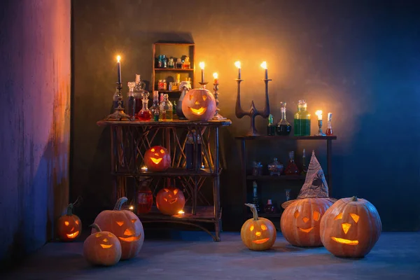 Decoração de Halloween com abóboras e poções mágicas interior — Fotografia de Stock