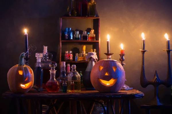 Halloween dekorace s dýněmi a magické lektvary uvnitř — Stock fotografie