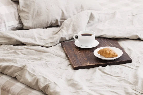 Caffè su vassoio sul letto in camera da letto — Foto Stock