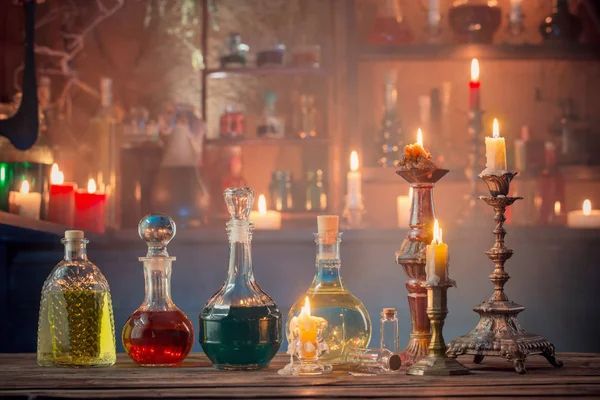 Potions magiques en bouteilles sur fond en bois — Photo