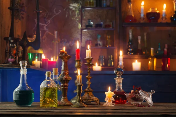 Pociones mágicas en botellas sobre fondo de madera — Foto de Stock