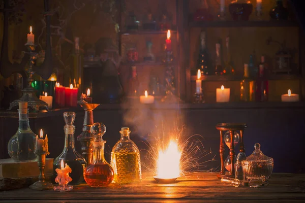 Poções mágicas em garrafas no fundo de madeira — Fotografia de Stock