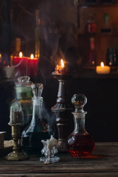 Potions magiques en bouteilles sur fond en bois — Photo