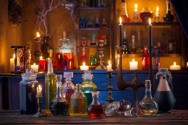 Potions magiques en bouteilles sur fond en bois — Photo