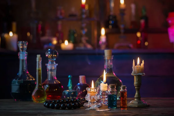 Potions magiques en bouteilles sur table en bois — Photo