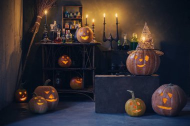 Cadılar Bayramı dekorasyonu, balkabakları ve sihirli iksirlerle.