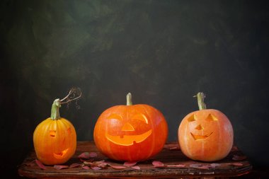 Karanlık arka planda Cadılar Bayramı balkabakları