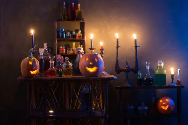 Decoração de Halloween com abóboras e poções mágicas interior — Fotografia de Stock