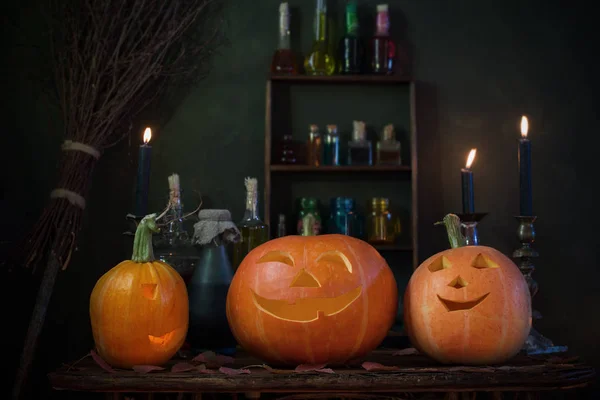 Halloween dekorace s dýněmi a magické lektvary uvnitř — Stock fotografie