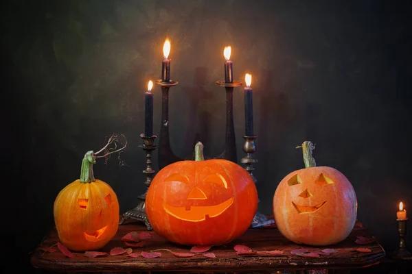 Calabazas de Halloween sobre fondo oscuro —  Fotos de Stock