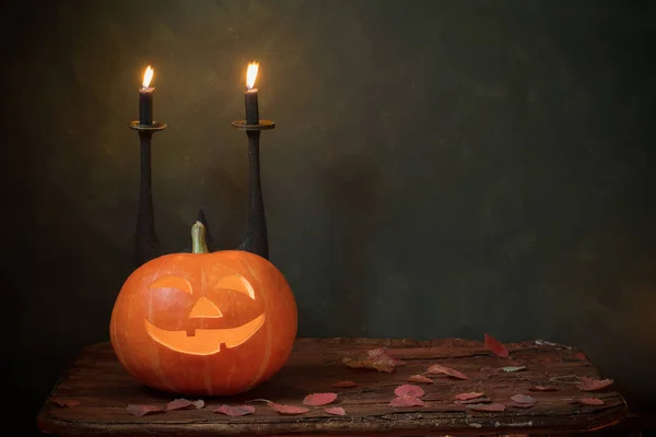 Halloween pumpa på mörk bakgrund — Stockfoto