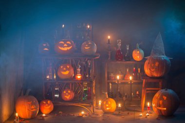 Cadılar Bayramı dekorasyonu, balkabakları ve sihirli iksirlerle.