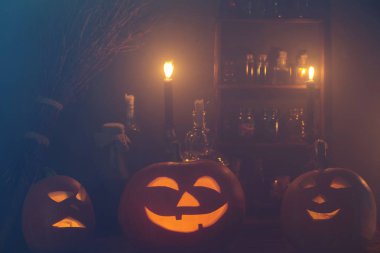 Cadılar Bayramı dekorasyonu, balkabakları ve sihirli iksirlerle.