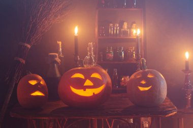 Cadılar Bayramı dekorasyonu, balkabakları ve sihirli iksirlerle.