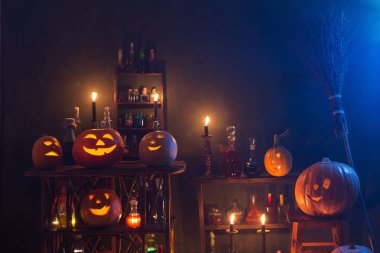 Cadılar Bayramı dekorasyonu, balkabakları ve sihirli iksirlerle.