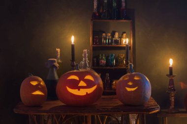 Cadılar Bayramı dekorasyonu, balkabakları ve sihirli iksirlerle.