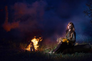 ormanda gece yangın genç cadı