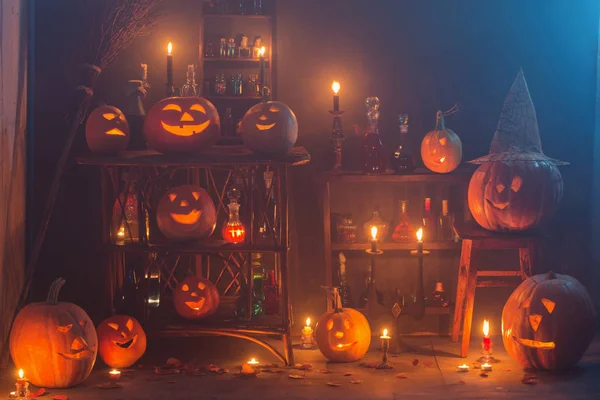 Halloween dekorace s dýněmi a magické lektvary uvnitř — Stock fotografie