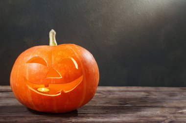 Karanlık arka planda Cadılar Bayramı balkabağı