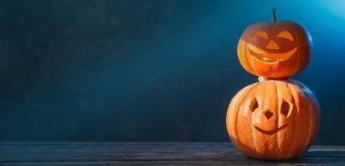 Karanlık arka planda Cadılar Bayramı balkabağı