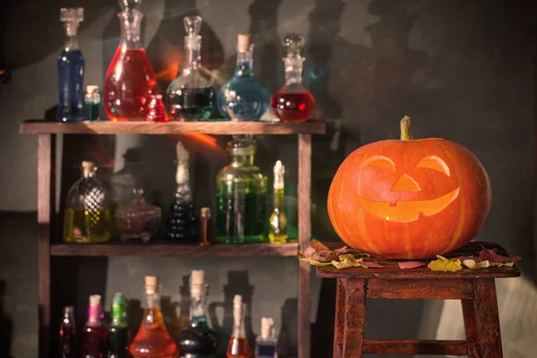 Decoração de Halloween com abóboras e poções mágicas interior — Fotografia de Stock
