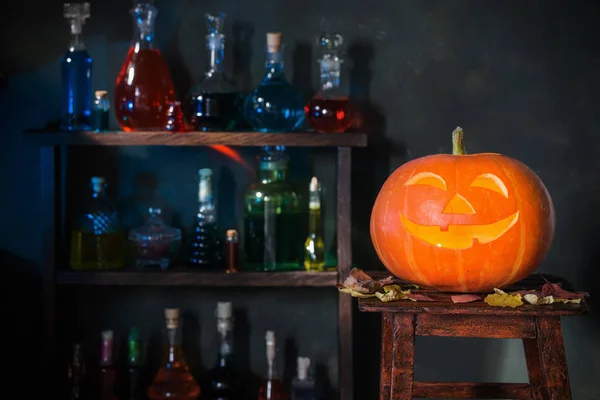 Halloween decoratie met pompoenen en magische drankjes binnen — Stockfoto