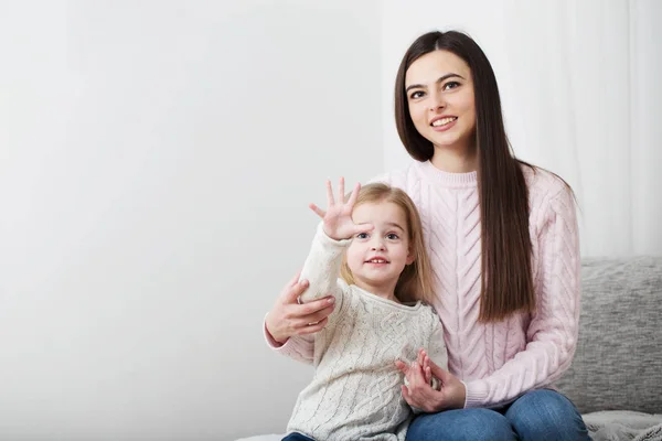 Matka a dcera se smát spolu doma — Stock fotografie