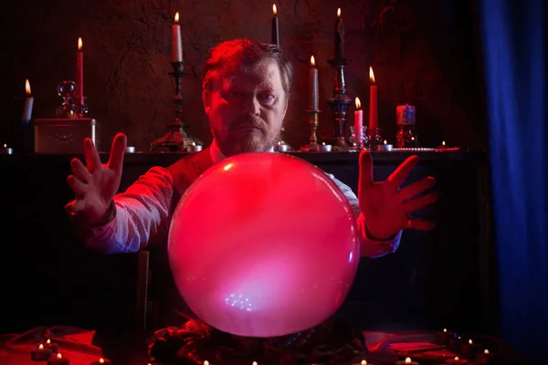 Homem cartomante com bola de cristal iluminado — Fotografia de Stock