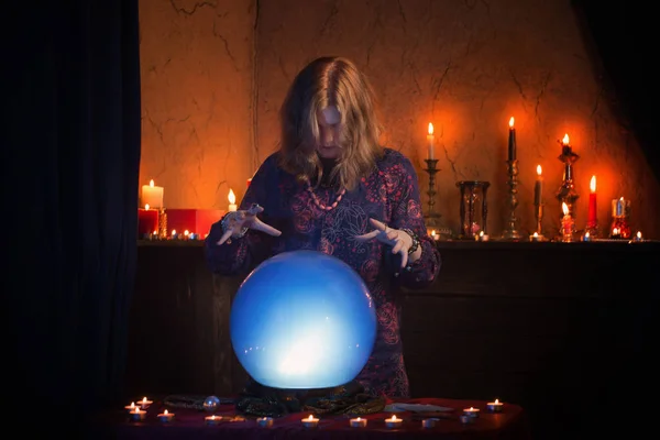 Femme diseur de bonne aventure avec boule de cristal illuminée — Photo