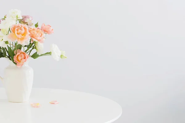 세라믹 화이트 용기에 아름다운 장미 — 스톡 사진