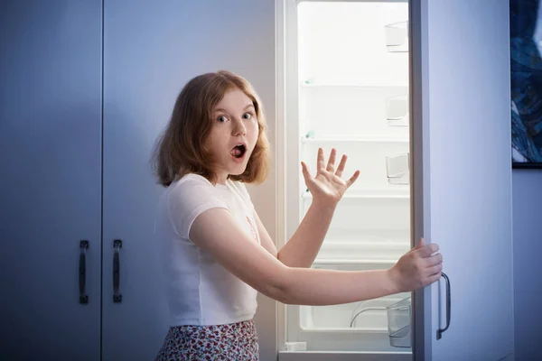 Menina adolescente pelo frigorífico vazio — Fotografia de Stock