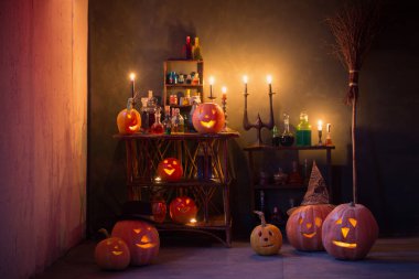 Cadılar Bayramı dekorasyonu, balkabakları ve sihirli iksirlerle.