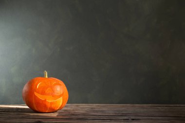 Karanlık arka planda Cadılar Bayramı balkabağı