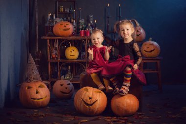 Halloween kabakkapalı iki küçük cadılar
