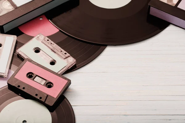Verzameling van muziek tapes, platen en videocassettes op houten — Stockfoto