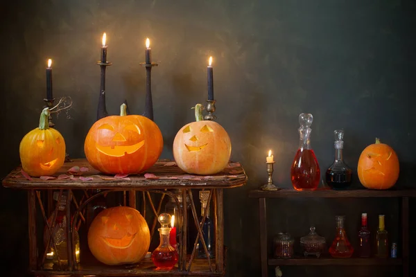 Halloween dekorace s dýněmi a magické lektvary uvnitř — Stock fotografie